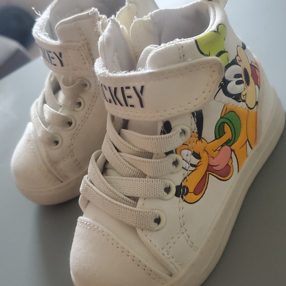 Mickey & friends toddler shoes size 5